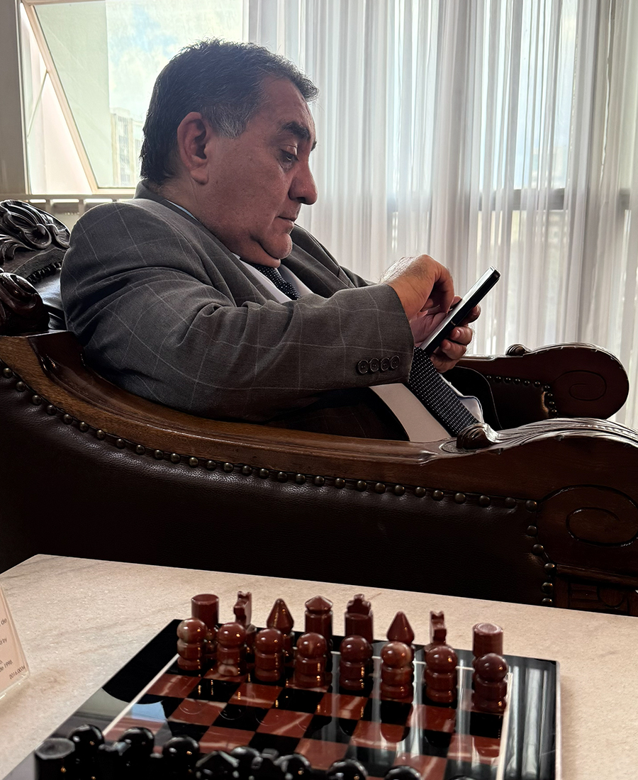 Foto do Dr. Ivanildo (substitua pela foto real)